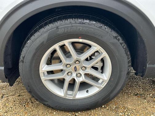 Space White Metallic 2026 Ford Explorer Active