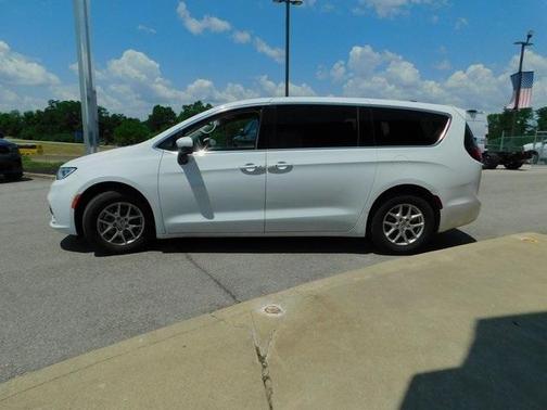 2023 Chrysler Pacifica Touring-L