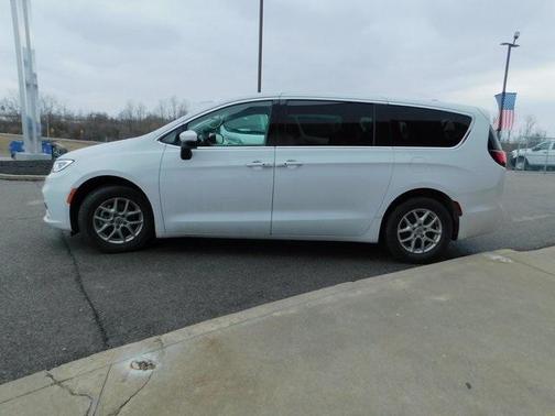 2023 Chrysler Pacifica Touring-L