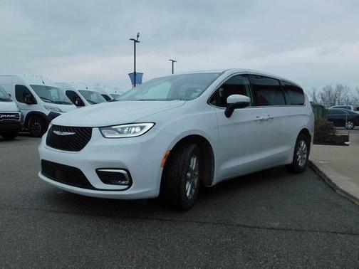 2023 Chrysler Pacifica Touring-L