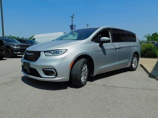 2023 Chrysler Pacifica Touring-L