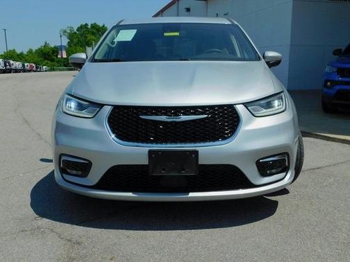 2023 Chrysler Pacifica Touring-L