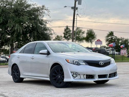 Classic Silver Metallic 2012 Toyota Camry SE