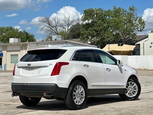Crystal White Tricoat 2017 Cadillac XT5 Base