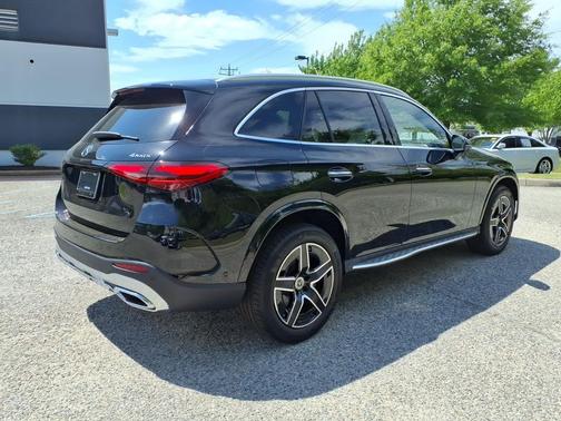 BLACK 2026 Mercedes-Benz GLC 300 4MATIC