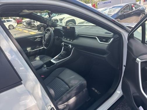 2023 Toyota RAV4 Hybrid SE