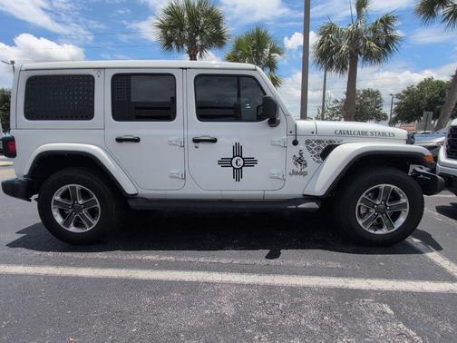 Bright White Clearcoat 2022 Jeep Wrangler Unlimited Sahara