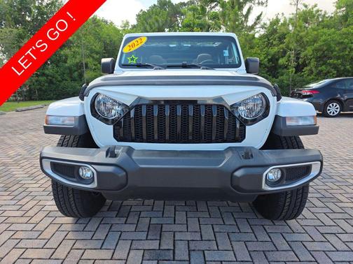 Bright White Clearcoat 2022 Jeep Wrangler Unlimited Sahara