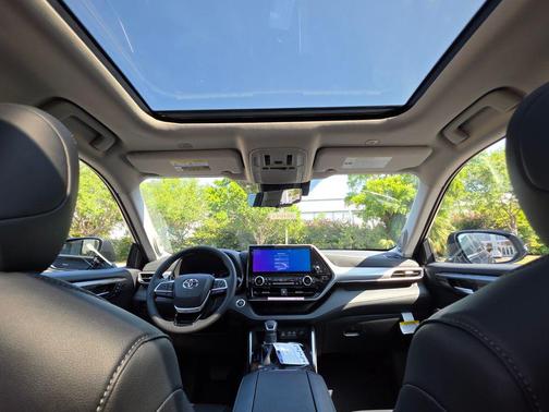 Midnight Black Metallic 2026 Toyota Highlander Platinum