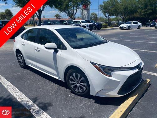 White 2022 Toyota Corolla Hybrid SE