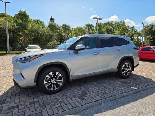 Celestial Silver Metallic 2024 Toyota Highlander XLE
