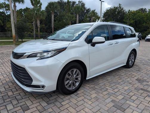 2022 Toyota Sienna XLE 8 Passenger