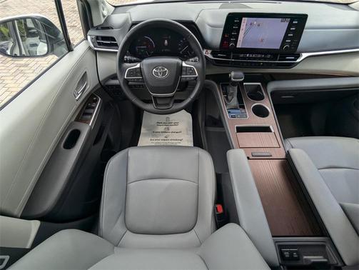 2022 Toyota Sienna XLE 8 Passenger