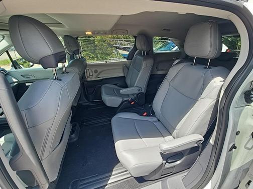2022 Toyota Sienna XLE 8 Passenger