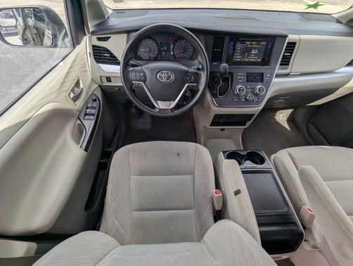 2017 Toyota Sienna LE