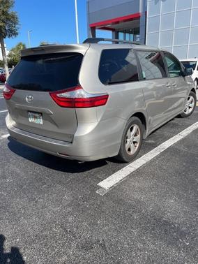 2017 Toyota Sienna LE