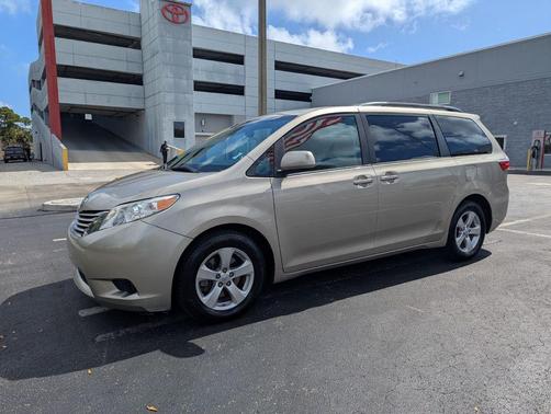 2017 Toyota Sienna LE