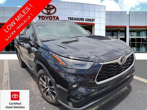 Midnight Black Metallic 2023 Toyota Highlander XLE