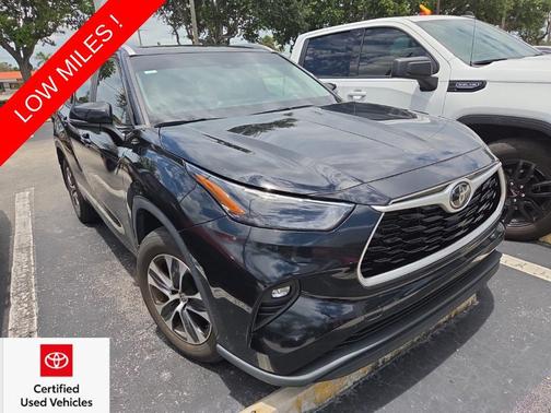 Midnight Black Metallic 2023 Toyota Highlander XLE