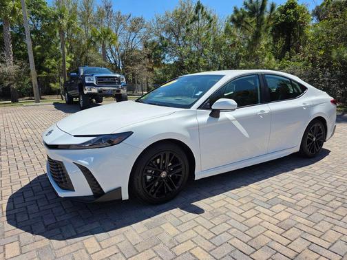 Ice Cap 2025 Toyota Camry SE