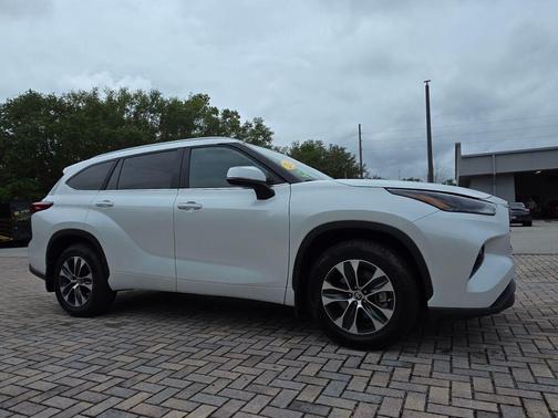 Wind Chill Pearl 2023 Toyota Highlander XLE