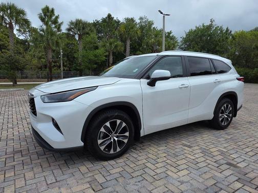 Wind Chill Pearl 2023 Toyota Highlander XLE