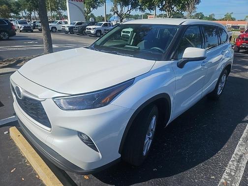 2022 Toyota Highlander LE