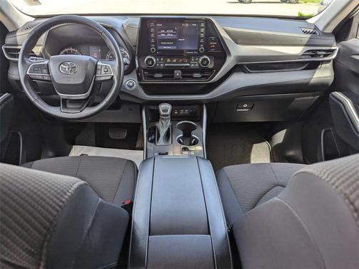 2022 Toyota Highlander LE
