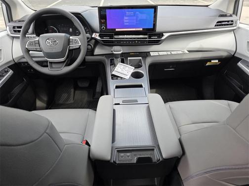2025 Toyota Sienna XLE 8 Passenger