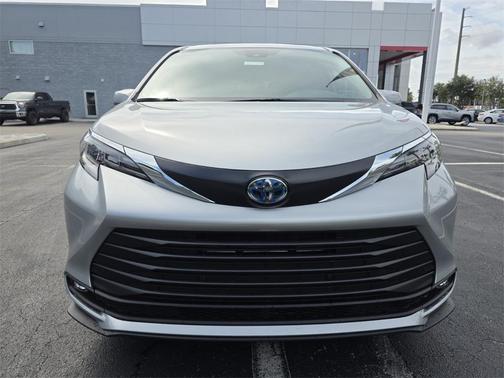 2025 Toyota Sienna XLE 8 Passenger