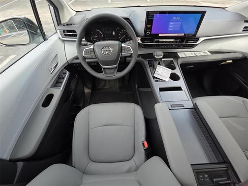 2025 Toyota Sienna XLE 8 Passenger
