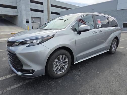 2025 Toyota Sienna XLE 8 Passenger