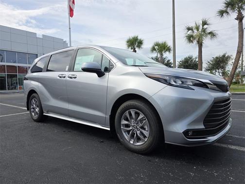 2025 Toyota Sienna XLE 8 Passenger