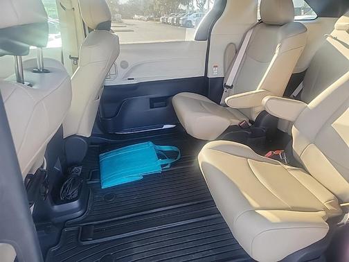 2022 Toyota Sienna XLE