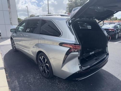 2025 Toyota Sienna Platinum