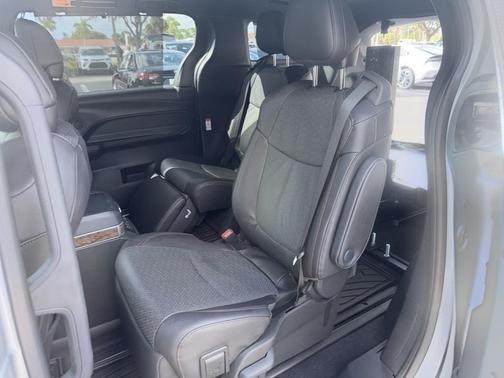 2025 Toyota Sienna Platinum