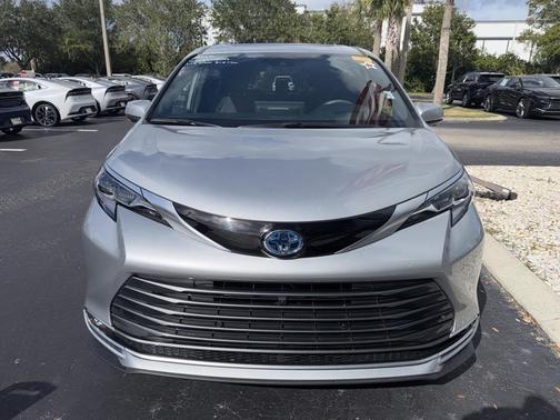 2025 Toyota Sienna Platinum