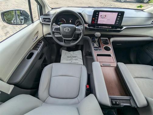2024 Toyota Sienna XLE 8 Passenger