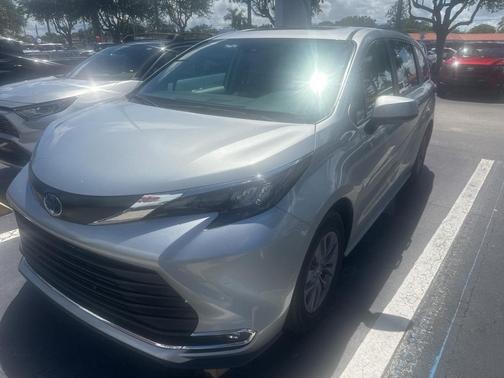 2024 Toyota Sienna XLE 8 Passenger