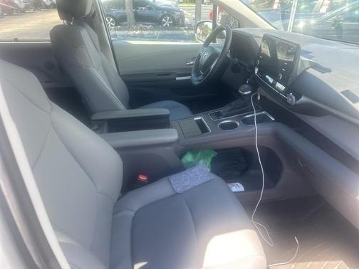 2024 Toyota Sienna XLE 8 Passenger