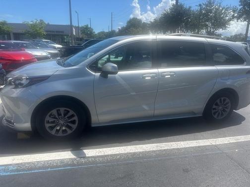 2024 Toyota Sienna XLE 8 Passenger