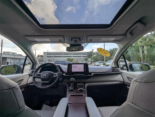2024 Toyota Sienna XLE 8 Passenger