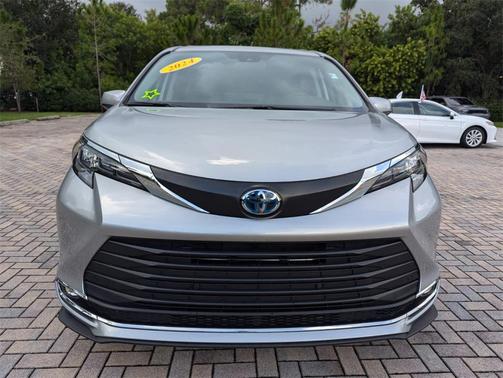 2024 Toyota Sienna XLE 8 Passenger