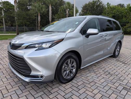 2024 Toyota Sienna XLE 8 Passenger