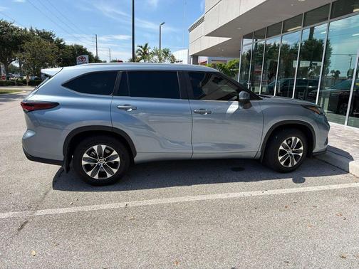 Moon Dust 2024 Toyota Highlander XLE