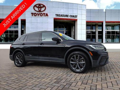 Deep Black Pearl 2022 Volkswagen Tiguan 2.0T SE