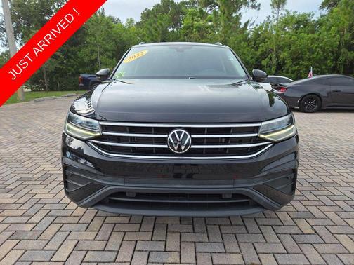 Deep Black Pearl 2022 Volkswagen Tiguan 2.0T SE