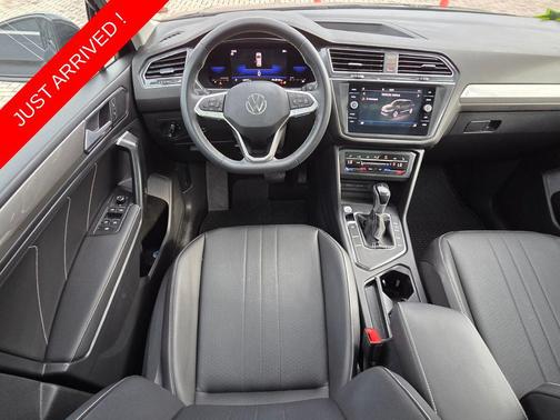 Deep Black Pearl 2022 Volkswagen Tiguan 2.0T SE