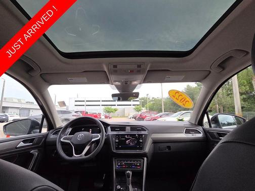 Deep Black Pearl 2022 Volkswagen Tiguan 2.0T SE