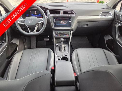 Deep Black Pearl 2022 Volkswagen Tiguan 2.0T SE